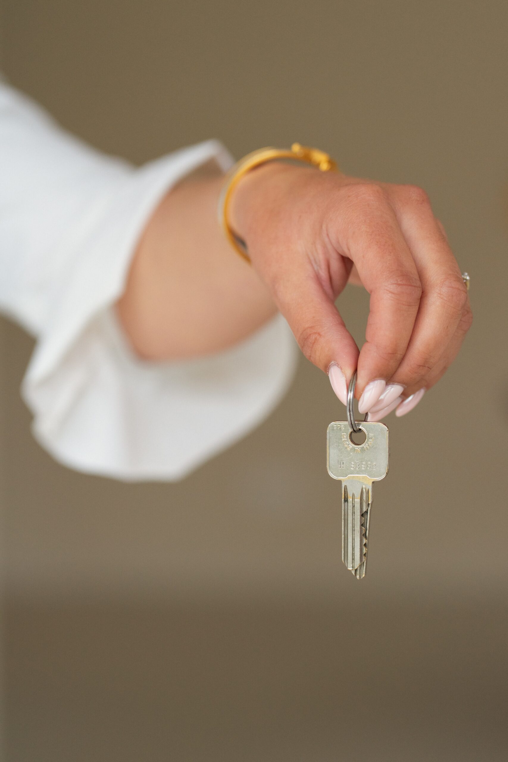 Hand met sleutel bij aankoop van een woning in Tilburg